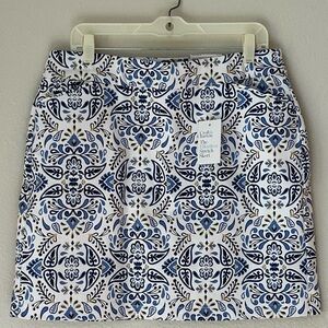 (NWT) Cotton Blend Stretch Mini Blue and White Patterned Skort (Size 12)